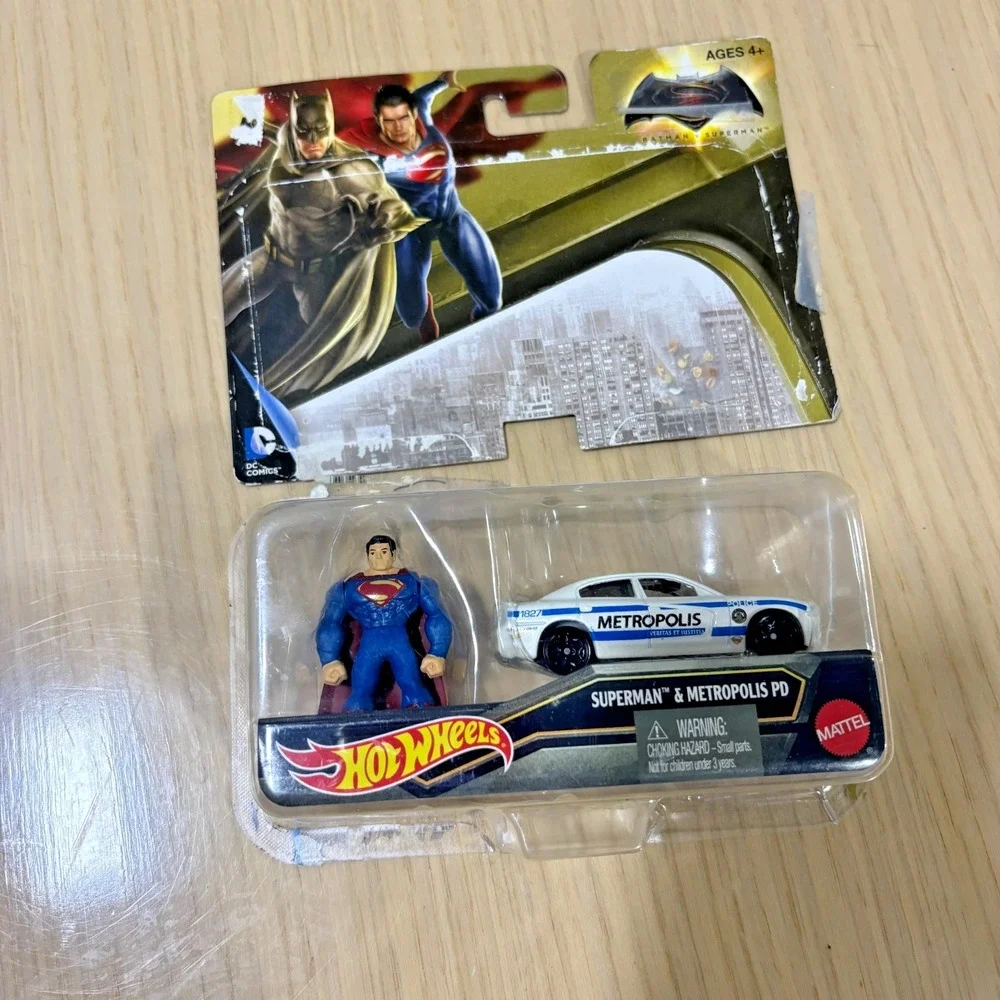 Hot Wheels Superman Metropolis PD Car Figure Set Batman v Superman Mattel